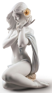 Casa Padrino Luxus Porzellan Skulptur Frau im Mondschein Mattwei 25 x H. 48 cm - Handgefertigte Luxus Deko Figur - Limitierte Ausgabe