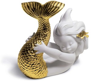 Casa Padrino Luxus Porzellan Figur Meerjungfrau Wei / Gold 12 x H. 10 cm - Luxus Wohnzimmer Dekoration