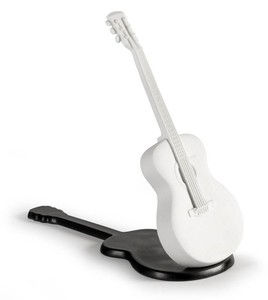 Casa Padrino Luxus Porzellan Akustische Gitarre Wei / Schwarz 20 x H. 18 cm - Handgefertigte Wohnzimmer Deko Skulptur 