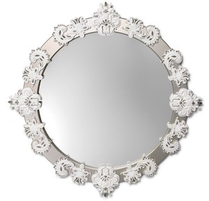 Casa Padrino Designer Wandspiegel Silber / Wei  124 cm - Luxus Spiegel mit handgefertigter Porzellan Deko aus feinstem Spanischen Porzellan