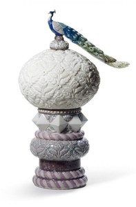 Casa Padrino Luxus Tischleuchte Wei / Mehrfarbig  25 x H. 41 cm - Handgefertigte & handbemalte Porzellan Tischlampe mit dekorativer Pfauen Skulptur