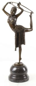 Casa Padrino Bronzefigur Hula Hoop Tnzerin mit Marmorsockel Bronze / Schwarz 16,4 x 21,1 x H. 51,2 cm - Luxus Deko