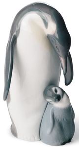 Casa Padrino Luxus Porzellanfigur Pinguin Mutter mit Kind Grau / Wei / Schwarz 16 x H. 22 cm - Luxus Qualitt