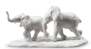 Casa Padrino Luxus Elefanten Figur / Skulptur Wei 10 x H. 18 cm - Wohnzimmer Dekoration aus Feinstem Spanischen Porzellan