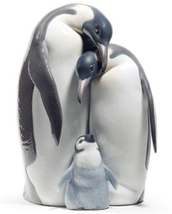 Casa Padrino Luxus Porzellanfigur / Skulptur Pinguin Familie Mehrfarbig 16 x H. 25 cm - Luxus Kollektion