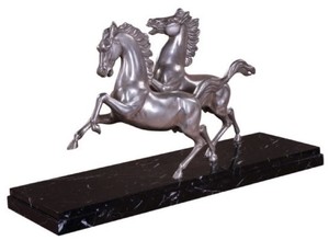 Casa Padrino Luxus Bronzefiguren Pferde Silber / Schwarz 80 x 25 x H. 43 cm - Elegante Versilberte Deko Bronze Skulpturen mit Marmorsockel 