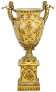 Casa Padrino Barock Porzellan Vase mit Sockel und dekorativen Engelsfiguren Beige / Braun / Messingfarben 38,5 x 22,8 x H. 66,8 cm - Prunkvolle Blumenvase - Deko Vase im Barockstil
