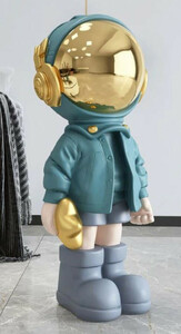 Casa Padrino Luxus Designer Deko Skulptur Astronaut Mehrfarbig / Gold 30 x H. 70 cm - Kunstharz Deko Figur - Wohnzimmer Deko - Luxus Designer Deko Accessoires - Luxus Qualitt