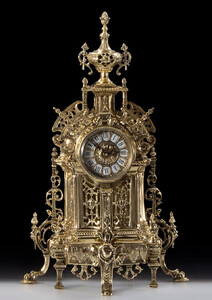 Casa Padrino Luxus Barock Tischuhr Gold 35 x H. 57 cm - Handgefertigte Bronze Uhr im Barockstil - Barock Schreibtischuhr - Barock Schreibtisch Deko - Barock Deko Accessoires - Barockstil Uhren
