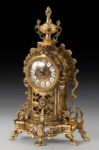 Casa Padrino Luxus Barock Tischuhr Gold 23 x H. 37 cm - Handgefertigte Bronze Uhr im Barockstil - Barock Schreibtischuhr - Barock Schreibtisch Deko - Barock Deko Accessoires - Barockstil Uhren