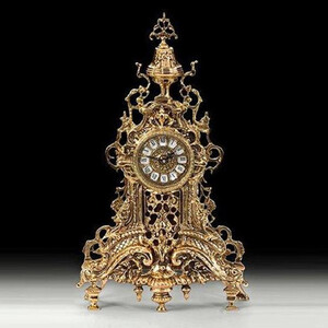 Casa Padrino Luxus Barock Tischuhr Gold 28 x H. 48 cm - Handgefertigte Bronze Uhr im Barockstil - Barock Schreibtischuhr - Barock Schreibtisch Deko - Barock Deko Accessoires - Barockstil Uhren