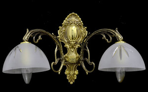 Casa Padrino Luxus Barock Doppel Wandleuchte Gold / Wei 45 x 25 cm - Barockstil Metall Wandlampe mit Glas Lampenschirmen - Barock Leuchten - Edel & Prunkvoll