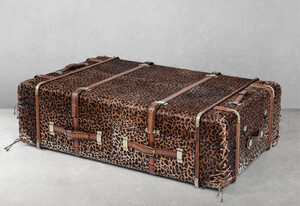 Casa Padrino Luxus Couchtisch in Koffer Optik Leopard / Braun / Messing 140 x 85 x H. 43 cm - Koffer Wohnzimmertisch mit Schubladen und Barfcher - Wohnzimmer Mbel - Luxus Mbel in Koffer Optik
