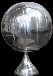 Casa Padrino Fuball Skulptur auf Sockel aus poliertem Aluminium Silber Deko Fuball Art Deco Dekoration Ball Figur