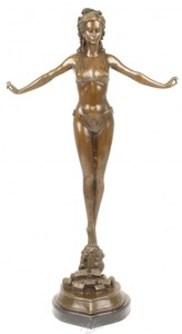 Casa Padrino Luxus Bronze Figur Frauenfigur auf Natursteinsockel - Art Deco Skulptur