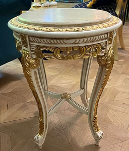 Casa Padrino Barock Beistelltisch Wei / Gold / Creme - Handgefertigter Antik Stil Massivholz Tisch mit Marmorplatte - Wohnzimmer Mbel im Barockstil - Antik Stil Mbel - Barock Mbel