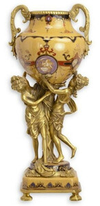 Casa Padrino Barock Deko Vase Beige / Mehrfarbig / Gold 21,1 x 17,7 x H. 48,2 cm - Prunkvolle Porzellan Blumenvase mit edlen Bronzefiguren - Deko Accessoires im Barockstil