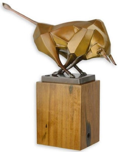 Casa Padrino Designer Bronzefigur Stier Bronze / Gold / Braun 43,5 x 12,9 x H. 44,5 cm - Bronze Skulptur mit Holzsockel - Wohnzimmer Deko - Schreibtisch Deko - Elegante Dekofigur