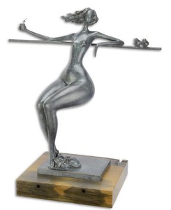Casa Padrino Designer Bronzefigur entspannende Frau Blau / Gold / Naturfarben 47 x 26,3 x H. 51,4 cm - Luxus Deko Bronze Skulptur mit Holzsockel