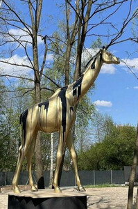 Casa Padrino Designer Deko Giraffe Schwarz / Gold Mod2 H. 320 cm - Riesige Dekofigur - Lebensgroe Tierfigur - Gartendeko XXL Skulptur Lebensgross