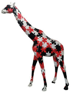 Casa Padrino Luxus Deko Skulptur Giraffe Wei / Schwarz / Rot H. 320 cm - Riesige Gartenskulptur - Lebensgroe Skulptur - XXL Deko Skulptur - XXL Deko Figur - XXL Tierfigur - Garten Deko