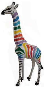 Casa Padrino Designer Deko Giraffe mit Streifen Wei / Mehrfarbig H. 205 cm - Riesige Dekofigur - Gartendeko Skulptur - Gartenfigur