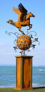 Casa Padrino Luxus Stahl Garten Skulptur Pegasus Pferd auf Sule Rostfarben 103 x 108 x H. 218 cm - Handgefertigte Wetterbestndige Garten Dekoration