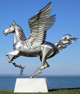 Casa Padrino Luxus Gartendeko Skulptur Pegasus Pferd mit Sockel Silber 288 x 175 x H. 305 cm - Lebensgroe Edelstahl Figur - Luxus Gartenfigur 
