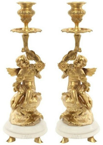 Casa Padrino Barock Kerzenhalter Set Engel Gold / Wei 13,8 x 13,8 x H. 39,5 cm - Elegante Bronze Kerzenstnder mit Marmorsockel - Barock Deko Accessoires - Barock Interior - Barock Mbel