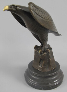 Casa Padrino Luxus Art Deco Bronze Figur Adler auf Felsen mit Marmorsockel Bronze / Gold / Schwarz 12 x 22 x H. 21 cm - Bronze Skulptur - Deko Figur - Deko Accessoires