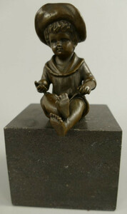 Casa Padrino Jugendstil Bronze Skulptur Junge mit Hut Bronzefarben / Schwarz 9 x H. 16 cm - Bronzefigur - Dekofigur - Deko Accessoires