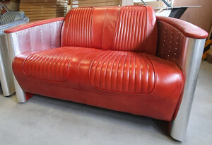 Casa Padrino Luxus Art Deco Leder Sofa Rot / Silber 172 x 70 x H. 82 cm - Aluminium Wohnzimmer Sofa mit Echtleder - Aluminium Flugzeug Flieger Sofa Mbel