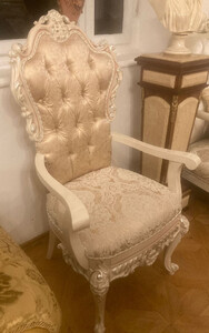 Casa Padrino Luxus Barock Esszimmer Stuhl mit Armlehnen Gold / Wei / Creme - Prunkvoller Barockstil Kchen Stuhl - Luxus Esszimmer Mbel im Barockstil - Barock Mbel - Edel & Prunkvoll