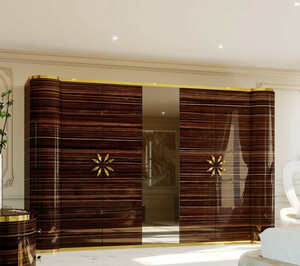 Casa Padrino Luxus Designer Schlafzimmerschrank Hochglanz Braun / Gold 285 x 62 x H. 250 cm - Edler Massivholz Kleiderschrank mit 4 Tren - Hotel Mbel - Luxus Qualitt - Made in Italy