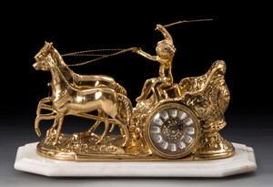 Casa Padrino Luxus Barock Tischuhr Gold / Wei 42 x H. 25 cm - Handgefertigte Bronze Uhr im Barockstil - Barock Schreibtischuhr - Barock Schreibtisch Deko - Barock Deko Accessoires