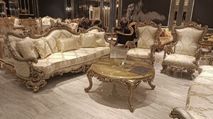 Casa Padrino Luxus Barock Wohnzimmer Set Gold / Grau - 2 Barock Sofas & 2 Barock Sessel & 1 Runder Barock Couchtisch - Luxus Wohnzimmer Mbel im Barockstil - Edel & Prunkvoll