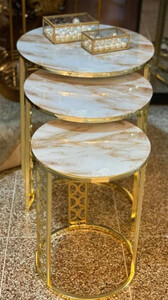 Casa Padrino Luxus Beistelltisch Set Gold / Wei-Beige - 3 runde Metall Tische mit Marmorplatte - Luxus Wohnzimmer Mbel