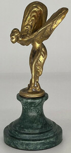 Casa Padrino Luxus Briefbeschwerer Skulptur Frau mit Flgeln Gold / Grn 7 x 8 x H. 16 cm - Elegante Bronze Figur mit Marmorsockel - Schreibtisch Deko - Luxus Deko - Deko Accessoires