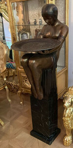 Casa Padrino Luxus Bronze Deko Skulptur Frau mit Teller Bronzefarben / Schwarz 43 x 63 x H. 145 cm - Deko Figur mit Marmorsockel - Wohnzimmer Deko - Bro Deko - Luxus Kollektion