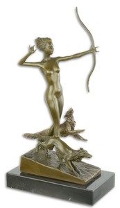 Casa Padrino Luxus Bronze Skulptur Frau mit Bogen und Hunden Bronze / Gold / Schwarz 18,3 x 10,3 x H. 34,5 cm - Bronzefigur mit Marmorsockel - Dekofigur
