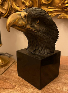 Casa Padrino Luxus Bronze Deko Skulptur Adlerkopf Schwarz / Gold  10 x 17 x H. 22 cm - Bronze Figur mit Marmorsockel - Wohnzimmer Deko - Schreibtisch Deko - Deko Accessoires