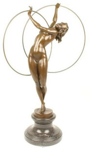 Casa Padrino Luxus Bronze Figur Hula Hoop Tnzerin Bronze / Schwarz 26,5 x 19,9 x H. 69,2 cm - Deko Bronze Skulptur mit Marmorsockel - Deko Accessoires