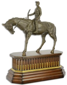 Casa Padrino Luxus Bronze Skulptur Jockey mit Pferd auf Holzsockel Bronze / Braun / Gold 44 x 19,8 x H. 52,4 cm - Bronzefigur - Dekofigur - Deko Accessoires