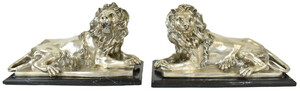 Casa Padrino Luxus Bronzefiguren Set Lwen Silber / Schwarz 60 x 27 x H. 33 cm - Versilberte Dekofiguren mit Marmorsockel - Deko Accessoires
