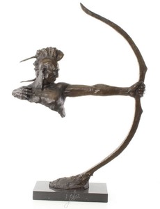 Casa Padrino Luxus Deko Bronze Skulptur Indianischer Krieger mit Bogen Bronze / Schwarz 60 x 15,5 x H. 85,7 cm - Dekorative Bronzefigur mit Sockel