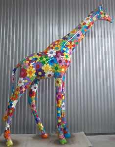 Casa Padrino Luxus Deko Skulptur Giraffe Bunt H. 320 cm - Riesige Gartenskulptur - Lebensgroe Skulptur - XXL Deko Skulptur - XXL Deko Figur - XXL Tierfigur - Luxus Garten Deko
