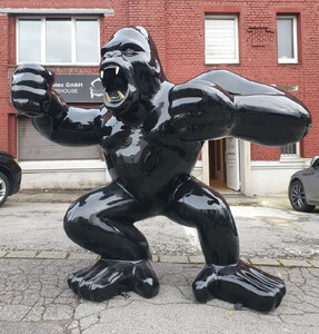 Casa Padrino Luxus XXL Deko Skulptur Gorilla Affe Schwarz / Gold 180 x H. 200 cm - Riesige XXL Garten Deko Skulptur - XXL Deko Figur - Luxus XXL Tierfigur