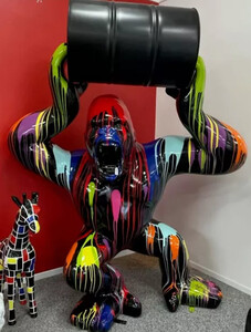 Casa Padrino Luxus Deko Skulptur Gorilla Affe mit Fass Schwarz / Mehrfarbig H. 250 cm - Groe Deko Figur - XXL Deko Skulptur - XXL Deko Figur - Wohnzimmer Deko - Garten Deko - Luxus Figuren