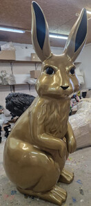 Casa Padrino Luxus XXL Deko Skulptur Hase Gold / Schwarz H. 220 cm