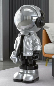 Casa Padrino Luxus Designer Deko Skulptur Astronaut Silber / Schwarz 30 x H. 70 cm - Kunstharz Deko Figur - Wohnzimmer Deko - Luxus Designer Deko Accessoires - Luxus Qualitt